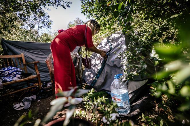 "Me siento más segura entre jabalíes que entre hombres": Amal, la mujer sin hogar de Barcelona que pernocta en un bosque de Sarrià