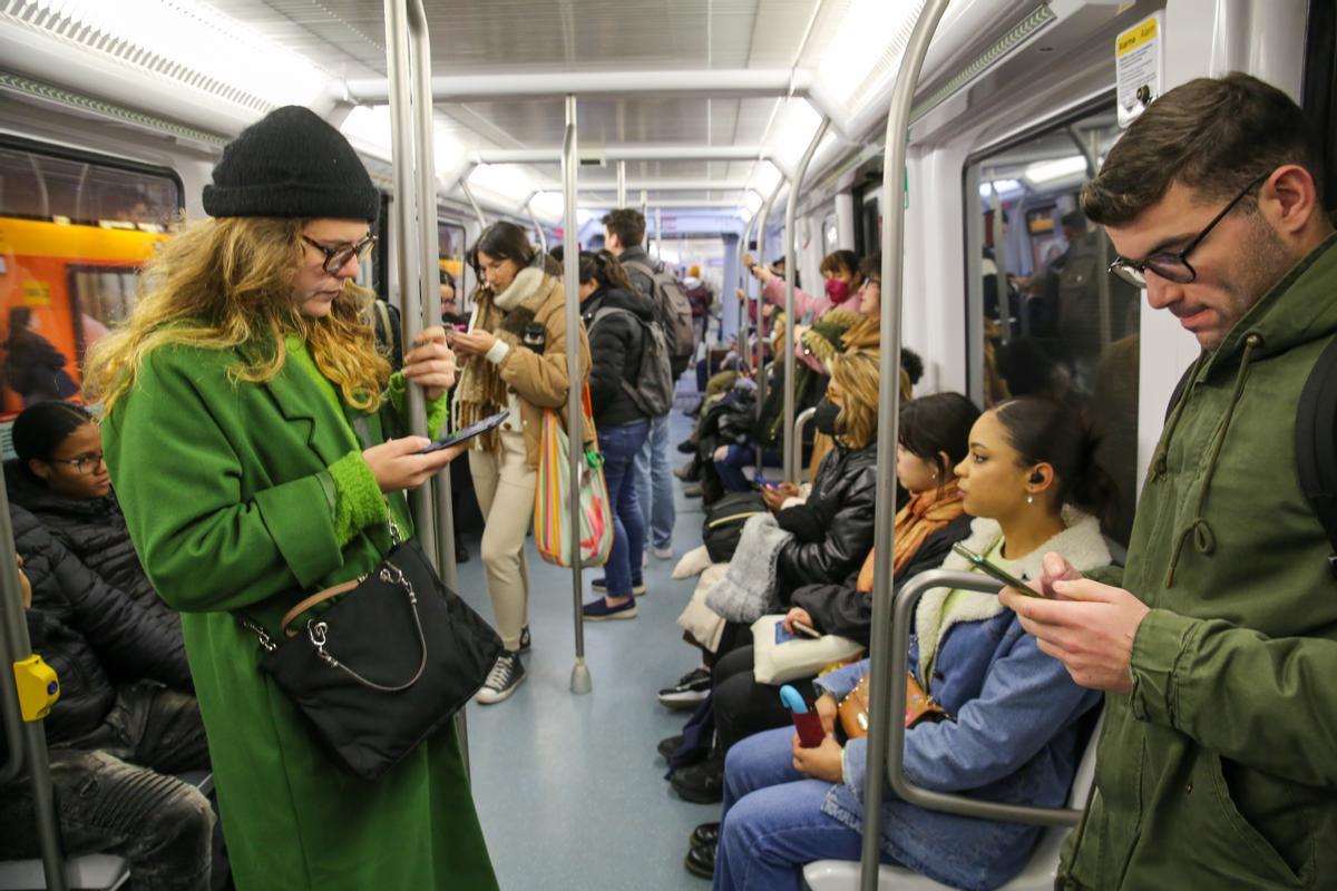 Último día de la mascarilla obligatoria en el transporte público