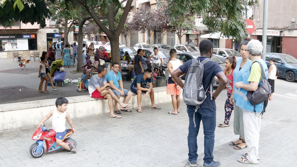 Mediadores cívicos del barrio de Rocafonda de Mataró hablan con los vecinos en la plaza Colombia