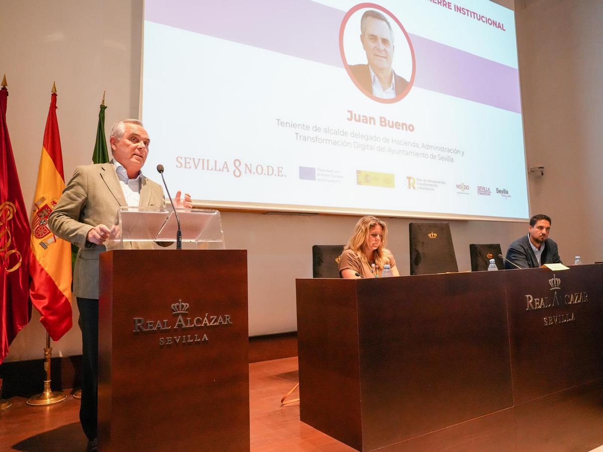 El delegado de Hacienda, Administración y Transformación Digital del Ayuntamiento de Sevilla, Juan Bueno, en el cierre institucional del acto de presentación.