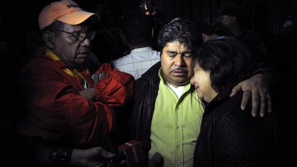 Periodistas después de ser informados de la muerte de Alfredo Villatoro