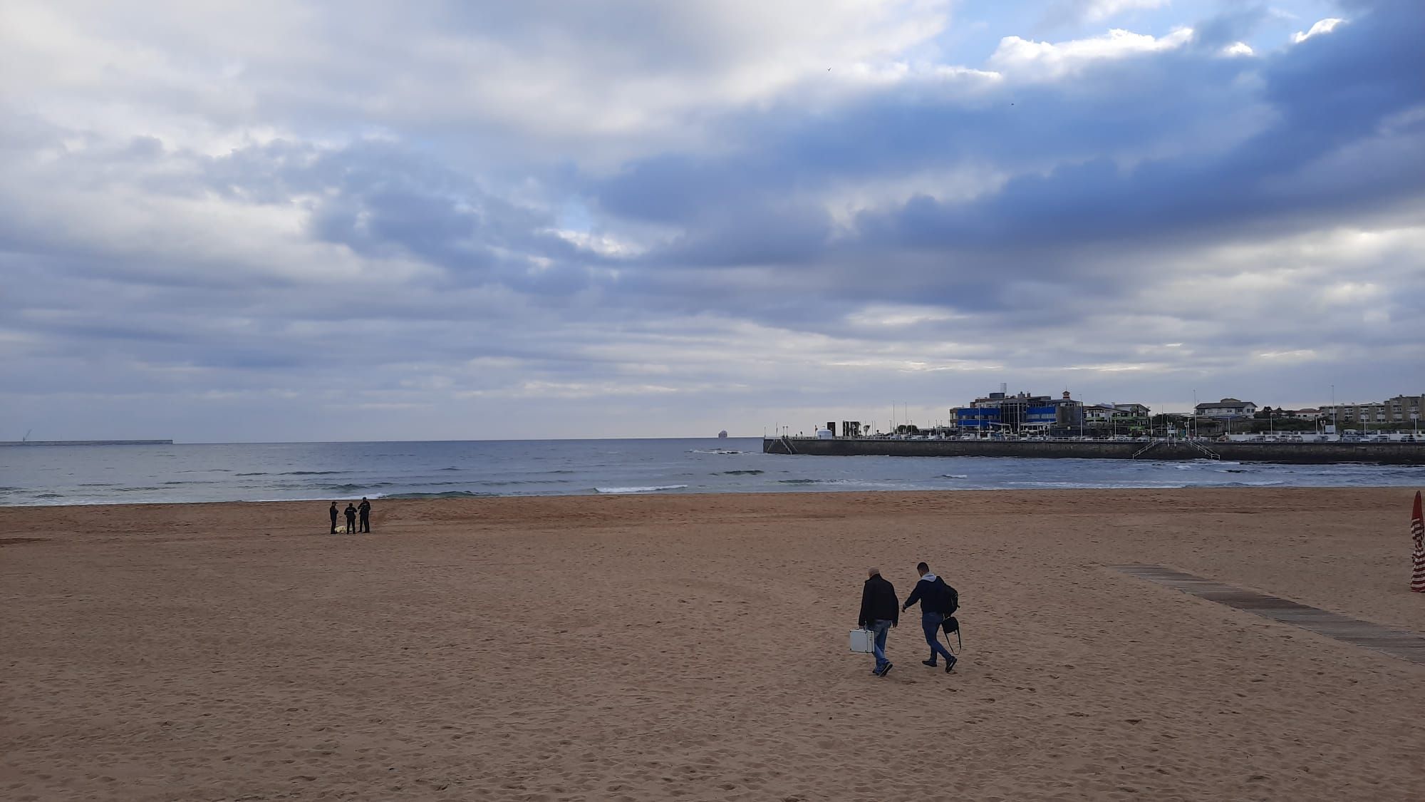 Hallan un cadáver en la playa de San Lorenzo