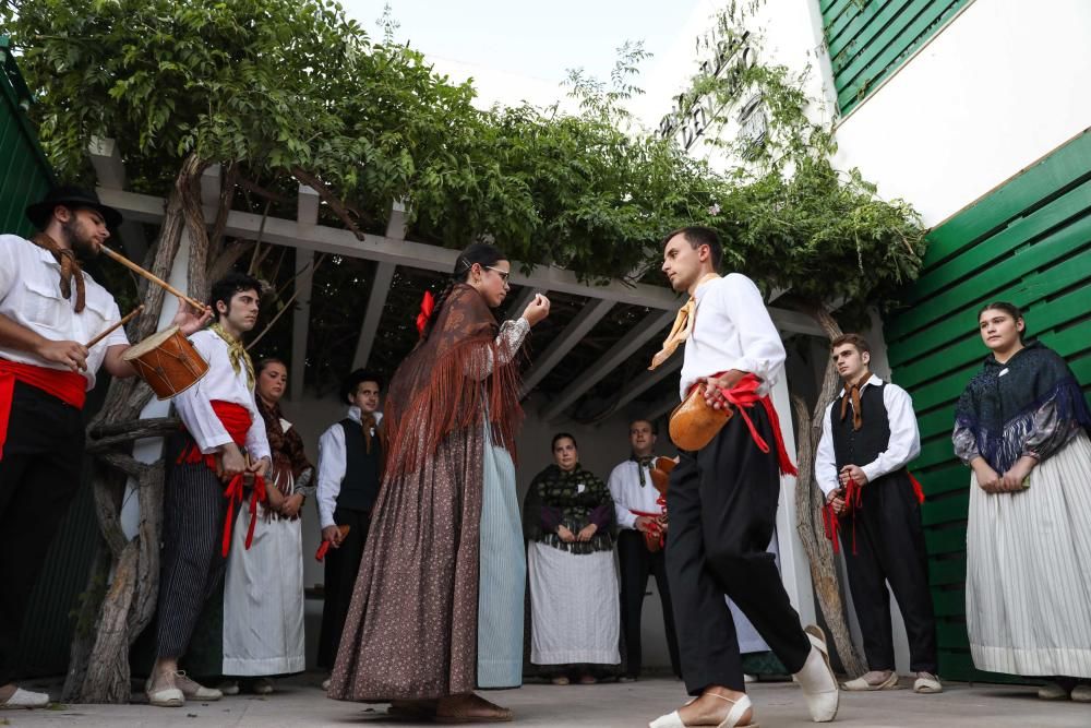 Cientos de personas acudieron ayer a Sant Antoni para celebrar las fiestas patronales con música, arte y comida