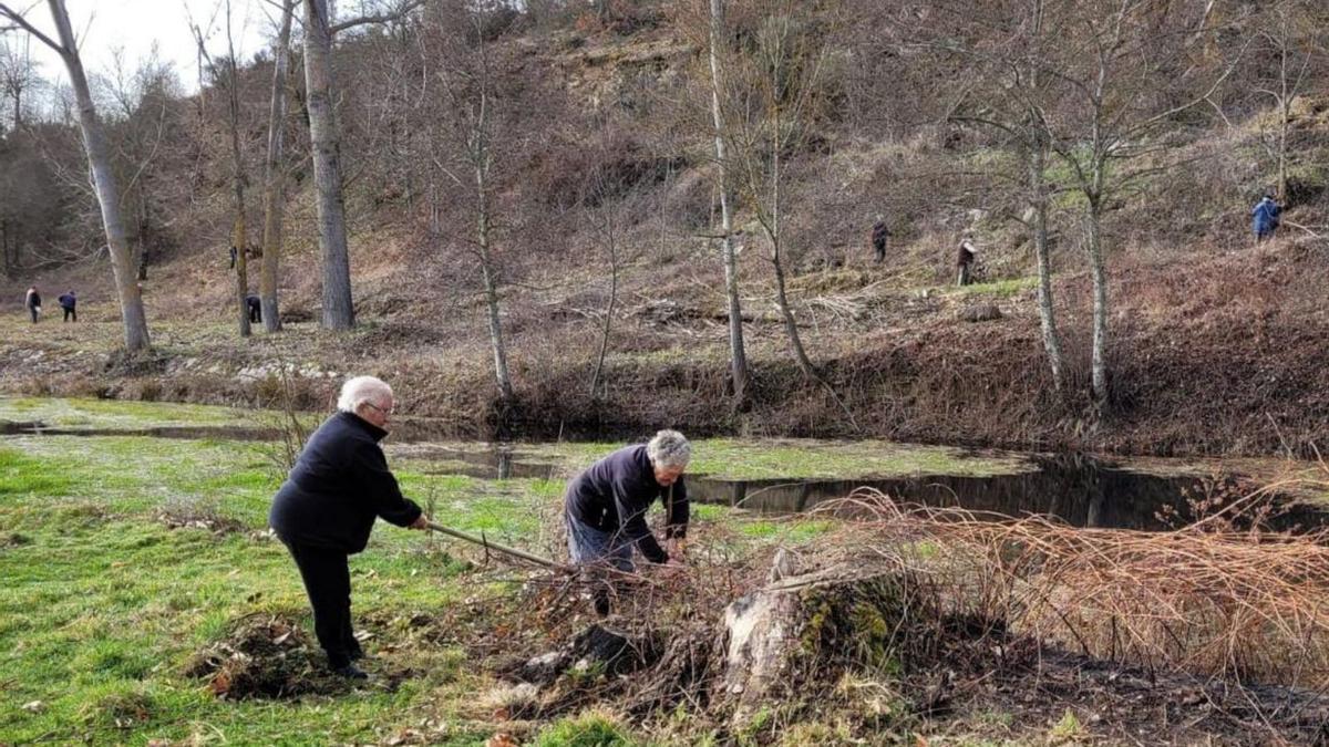 Los vecinos trabajan en la ribera del río Aliste. | Ch. S.