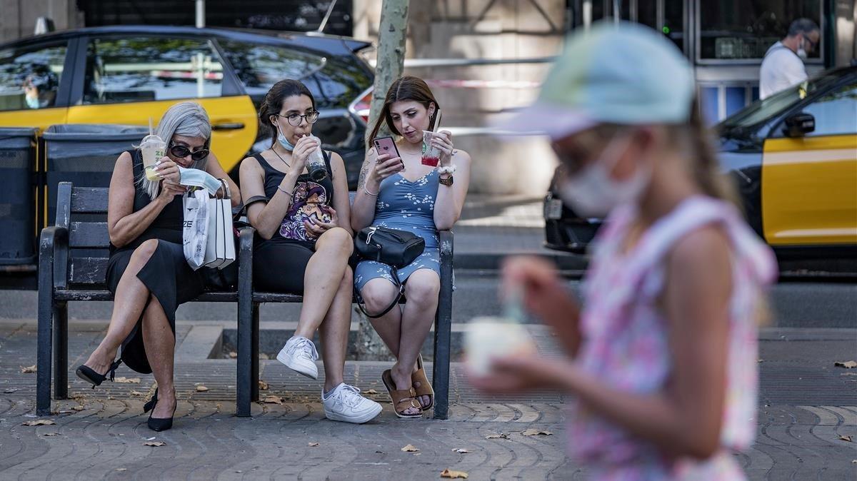 Ambiente en La Rambla de Barcelona, en Canaletes, por la ola de calor.