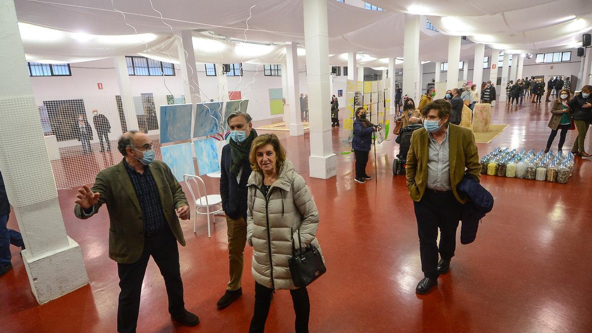 Visita a una exposición sobre el Salón de Otoño, en la plaza de abastos de Plasencia.