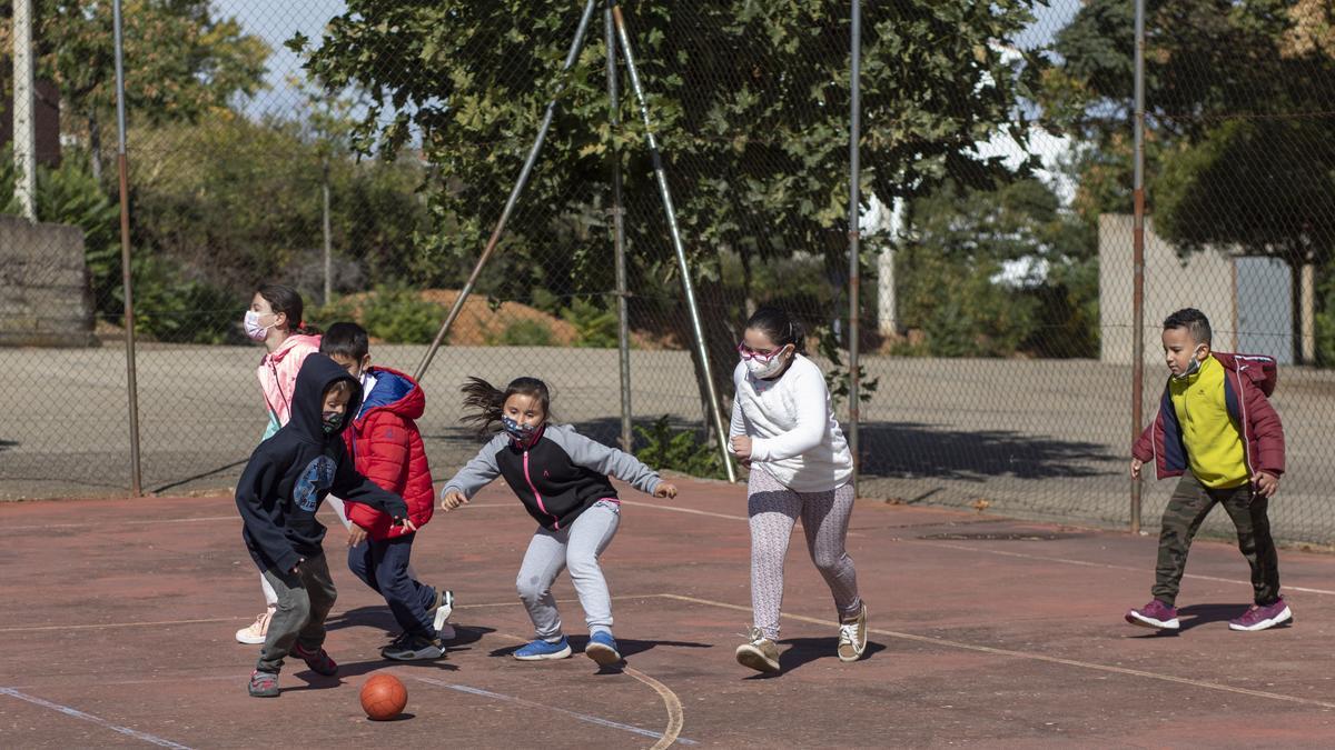 Los niños y niñas juegan al balón en el colegio de Arrabalde.