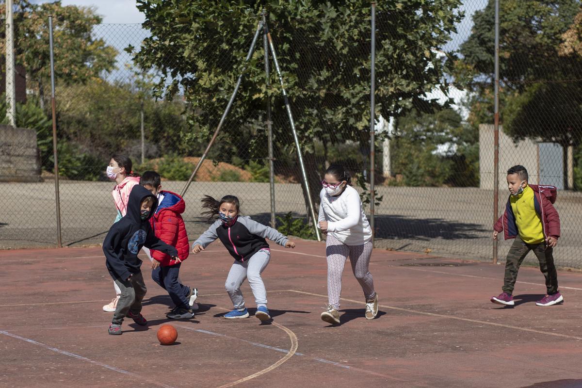 Los niños y niñas juegan al balón en el colegio de Arrabalde.