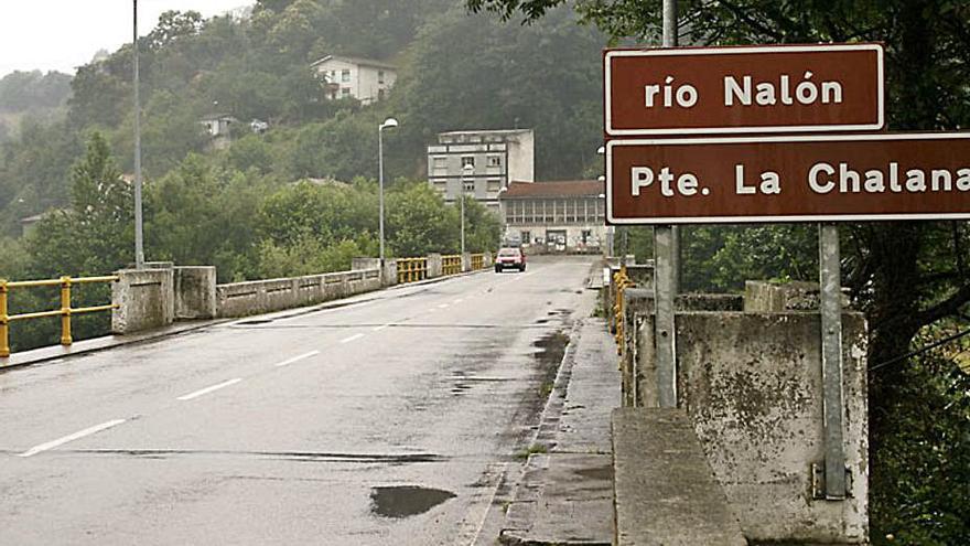 El puente de La Chalana, en el concejo de Laviana. | Fernando Rodríguez