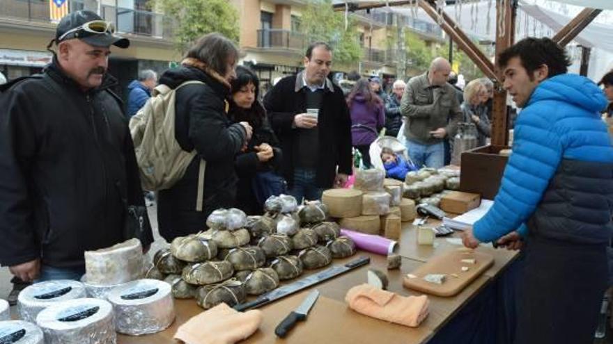 Visitants en una de les parades de la mostra, ahir al matí