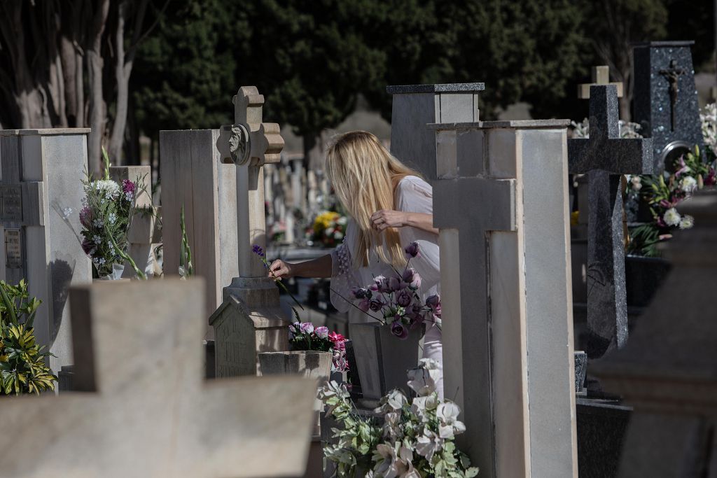 Víspera del día de Todos los Santos en el cementerio de Los Remedios de Cartagena