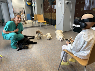 Perros de terapia y gafas de realidad virtual ayudan a pacientes menores oncológicos en el Hospital Materno de A Coruña