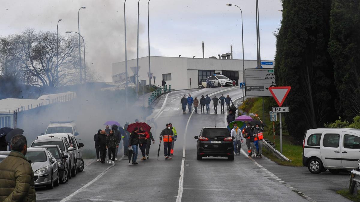 Trabajadores de auxiliares de Repsol en A Coruña, hoy, delante de la refinería.