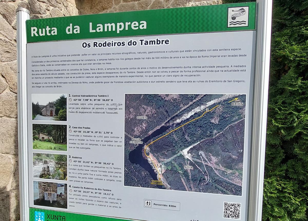 Cartel informativo de la Ruta da Lamprea que parte de la central hidroeléctrica del Tambre.