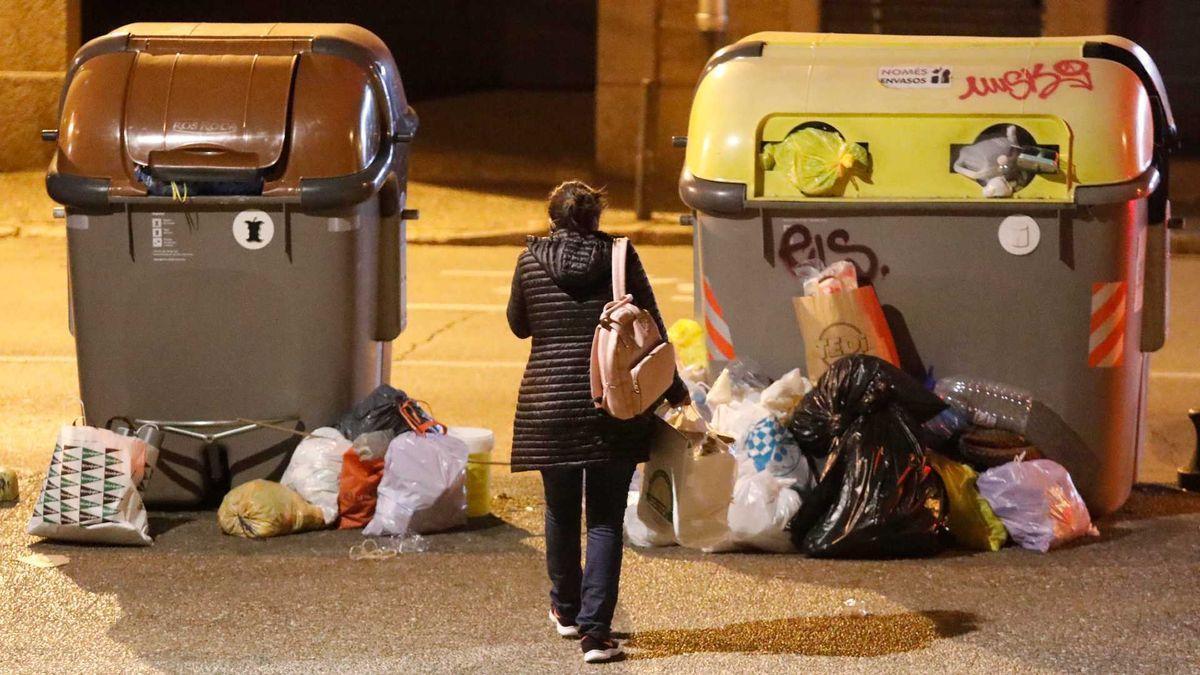 Girona vol instal·lar càmeres als contenidors per atrapar qui llença les escombraries a fora