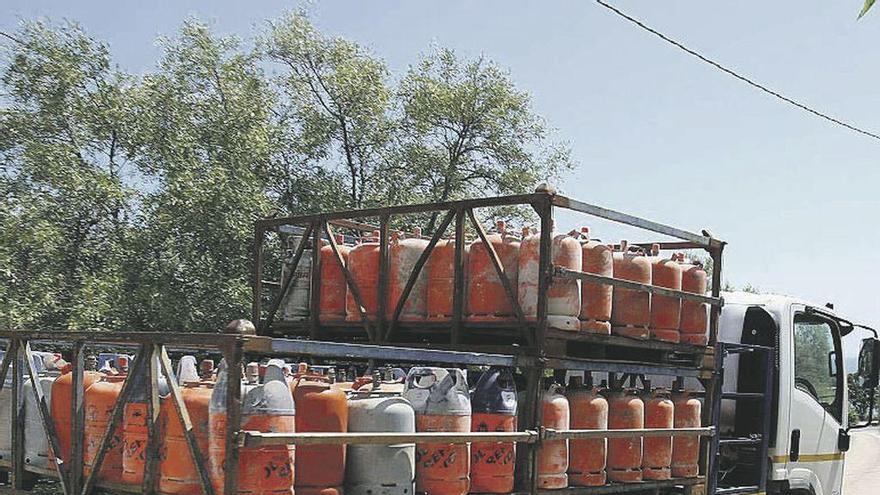 Un camión de reparto de bombonas durante la ruta .