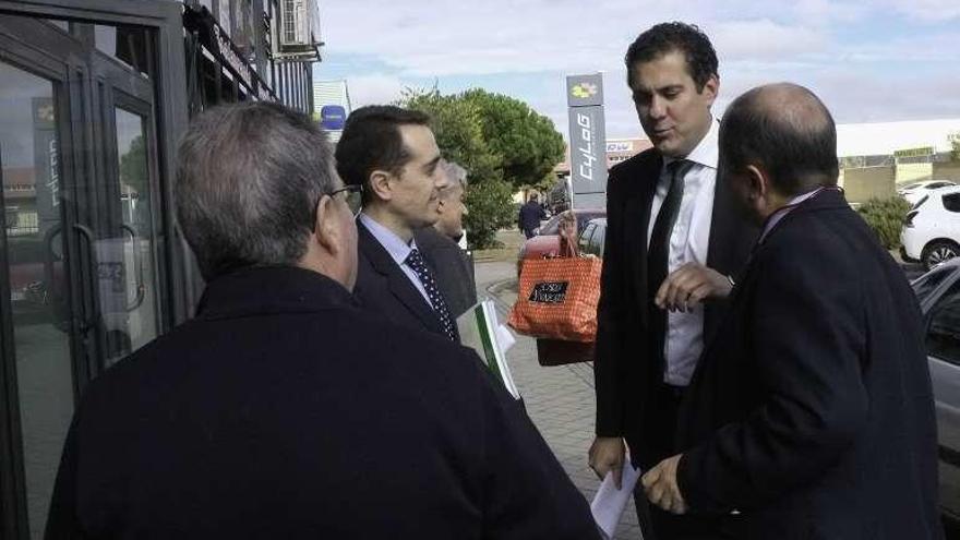 El alcalde de Benavente con el delegado de la Junta, el director general de Transportes y miembros del consejo del CTLB.