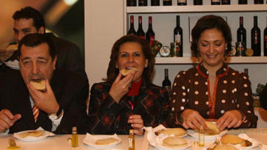 Molletes. Kity Manver, Pepa Sánchez, Ricardo Millán, Rosa Torres, Silvia Jurado (presidenta del CIT de Antequera) y Salvador Pendón degustan el desayuno antequerano.