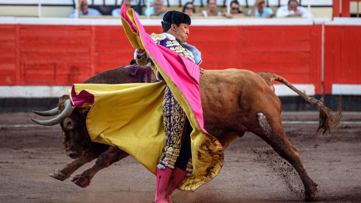 El diestro mexicano Leo Valadez con el primero de los de su lote, al que cortó una oreja, durante el festejo taurino de la Feria de Bilbao.