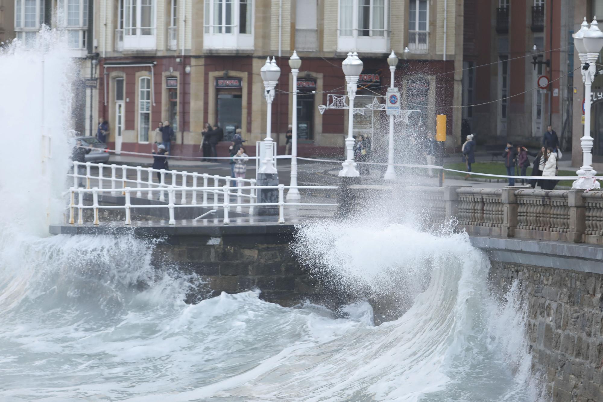 Termporal de oleaje en Asturias, así batían las olas en el muro de San Lorenzo en Gijón