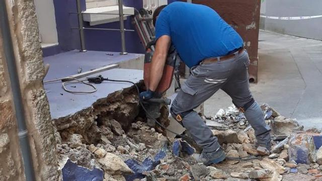 El operario, ayer, desmontando la estructura. | FDV
