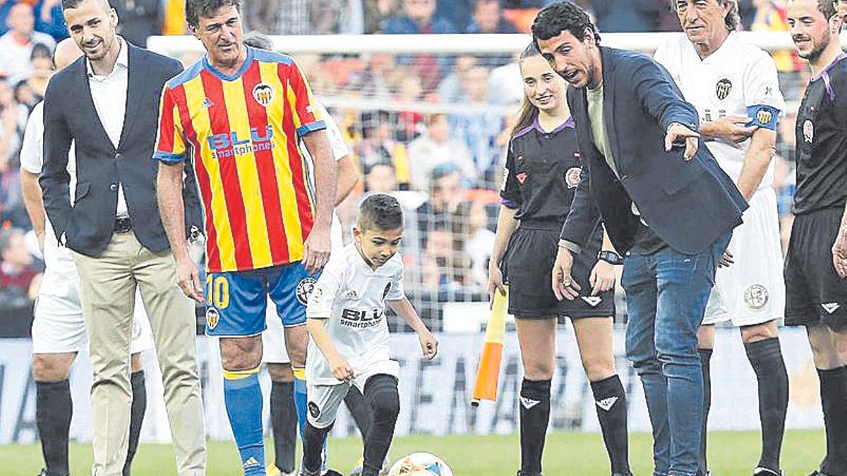 Omar haciendo el saque de honor en Mestalla