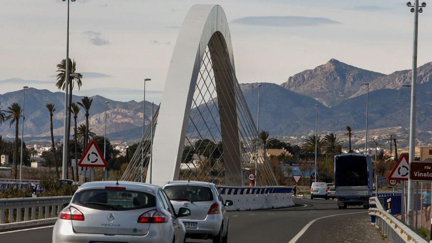 El último tramo construido de la circunvalación sur, con el puente que enlaza con la carretera del León. | ANTONIO AMORÓS