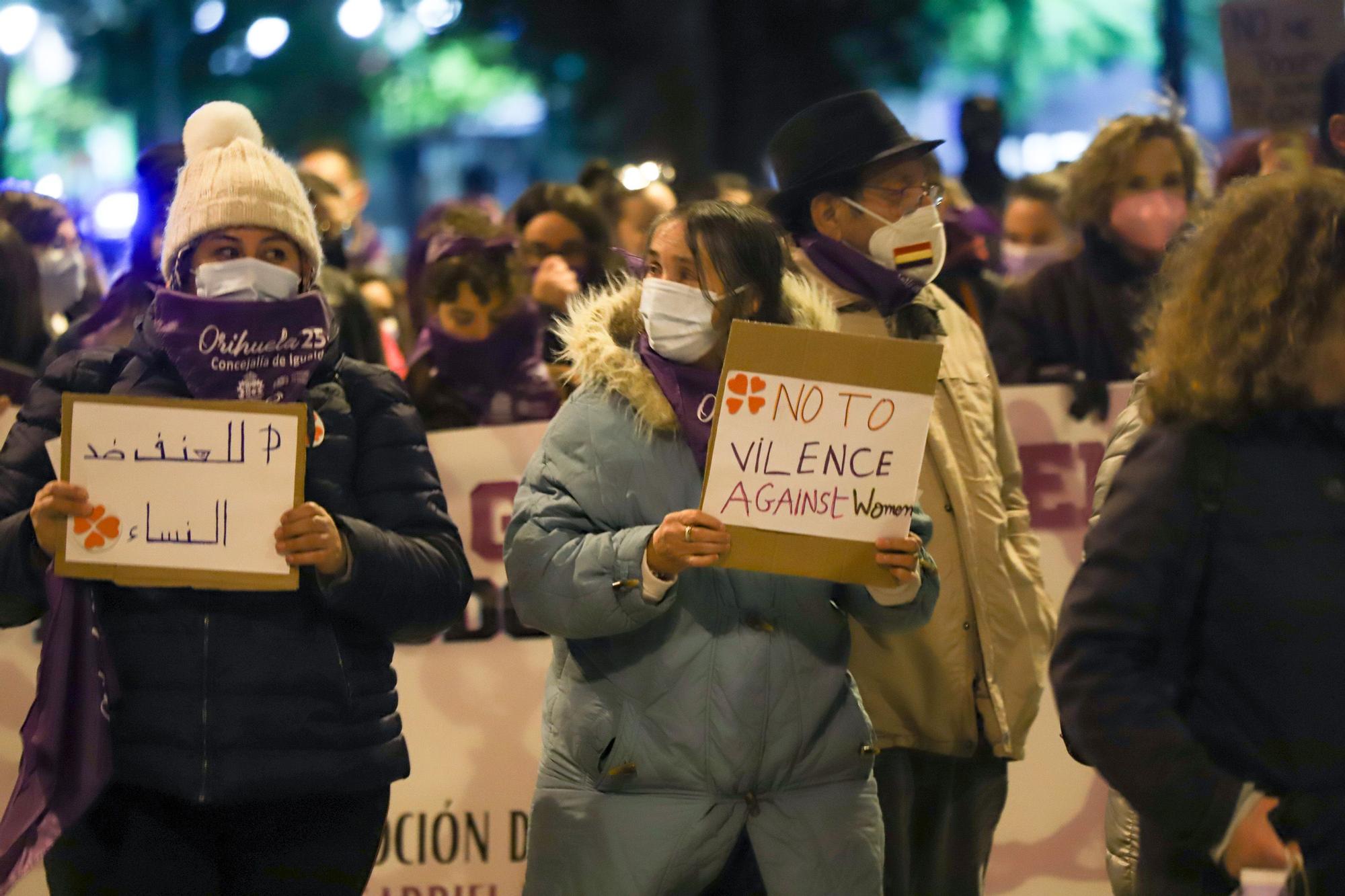 Protesta anoche en Orihuela en la marcha del 25N convocada por la Mesa de Igualdad del municipio y la concejalía