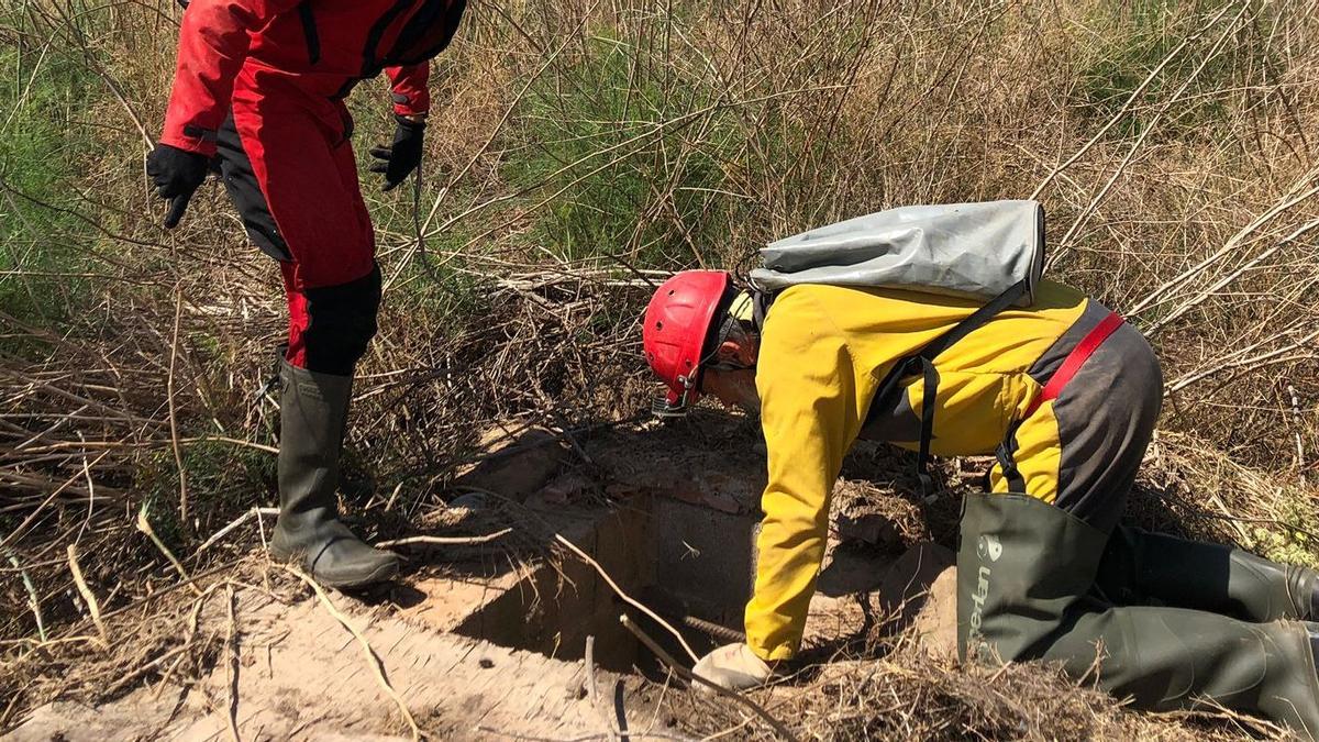 Trabajos de revisión de la acequia en Betxí.