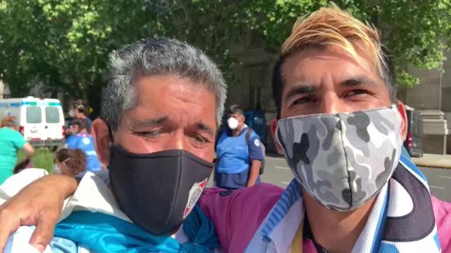 Padre e hijo lloran y despiden al astro del fútbol