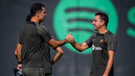 Xavi y Márquez se chocan la mano en un entrenamiento conjunto