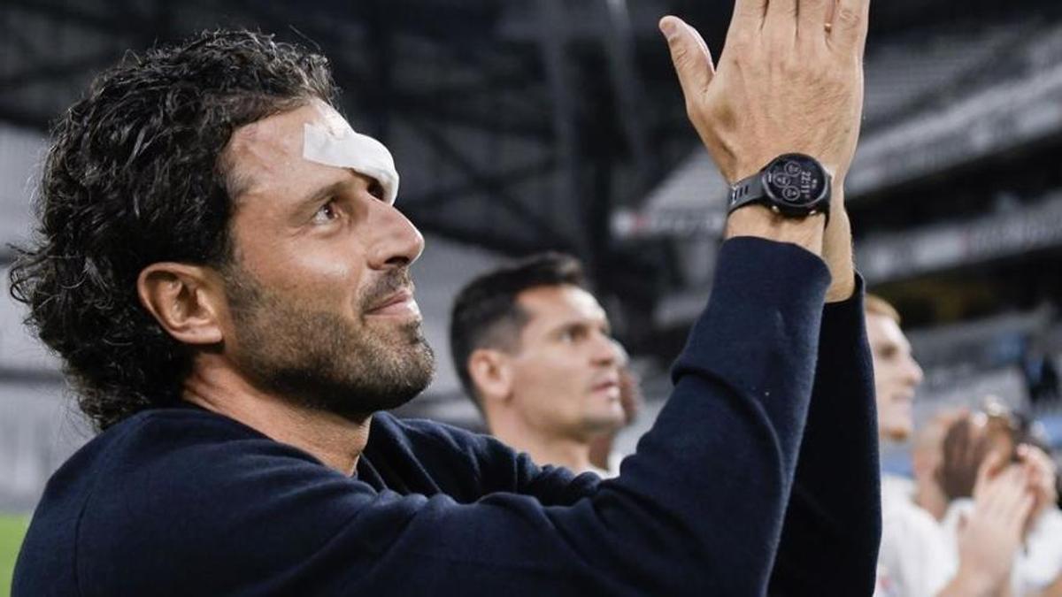 Fabio Grosso saluda a los seguidores del Olympique de Lyon después de la agresión.