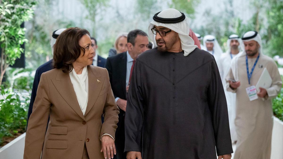 Kamala Harris dialoga con el presidente de EAU, Al Nahayan.