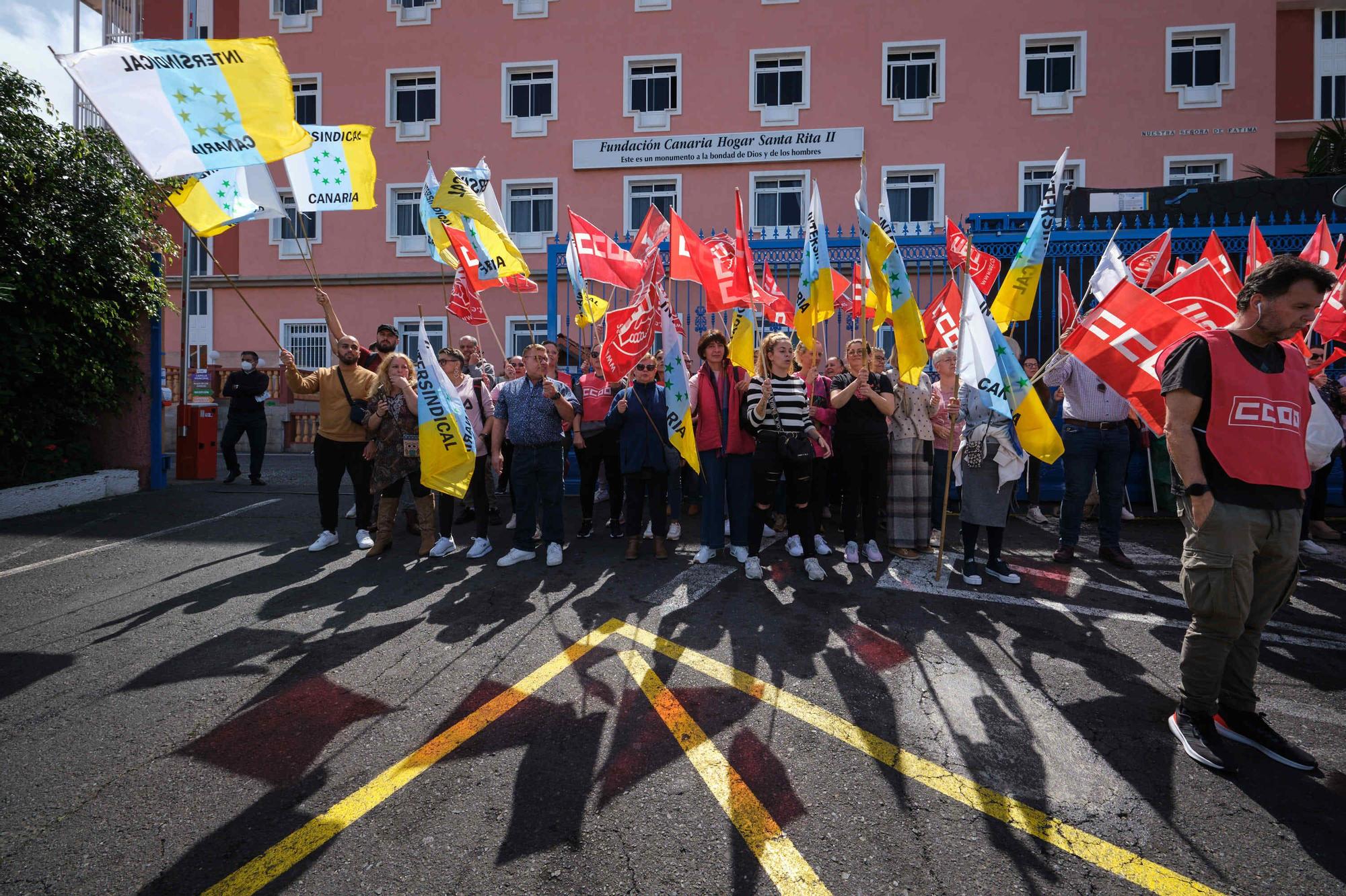 Protesta trabajadores del Hogar Santa Rita