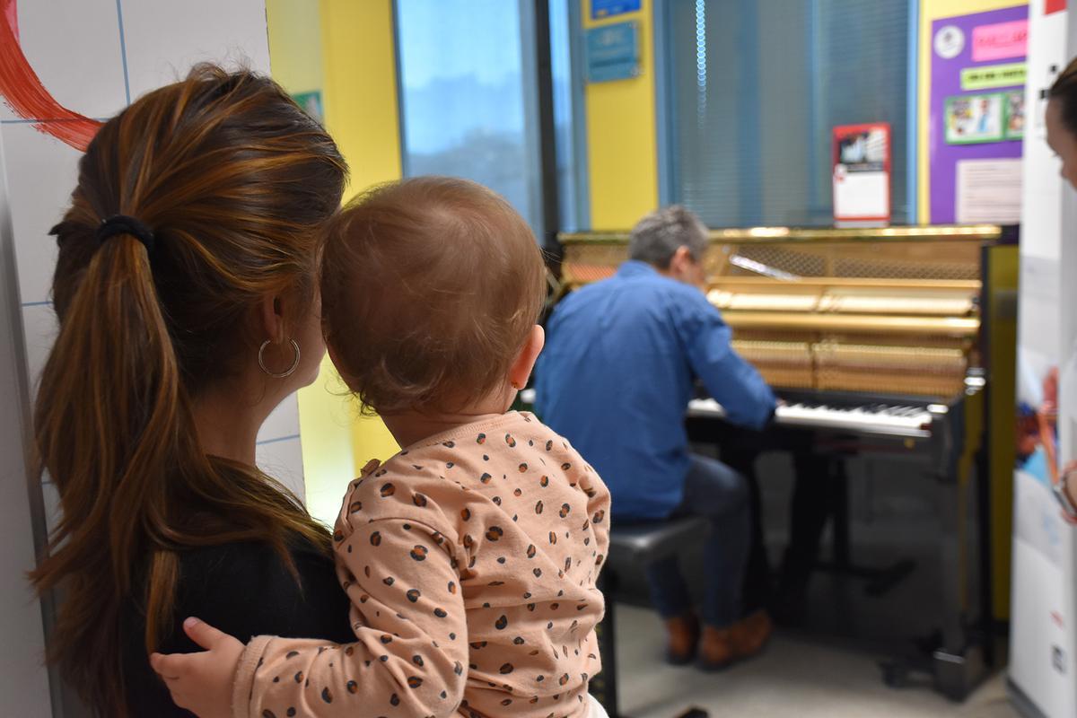 Aran, l'espectaora més petita del concert de piano a Pediatria