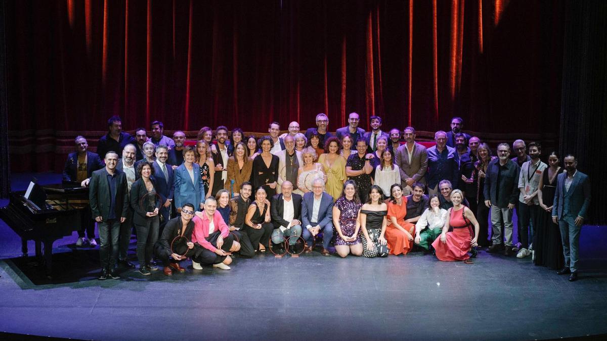 Foto de los galardonados en los Premios de las Artes Escéncias Valencianas 2023