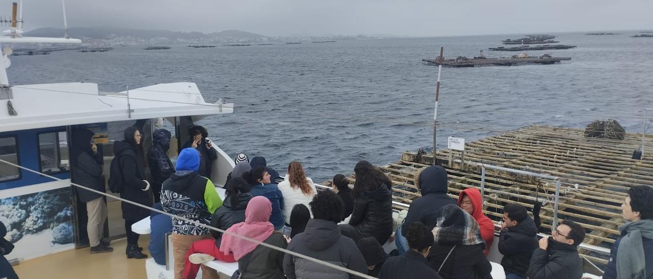 La visita a las bateas a bordo del &quot;Fly Delfín&quot;, esta mañana.