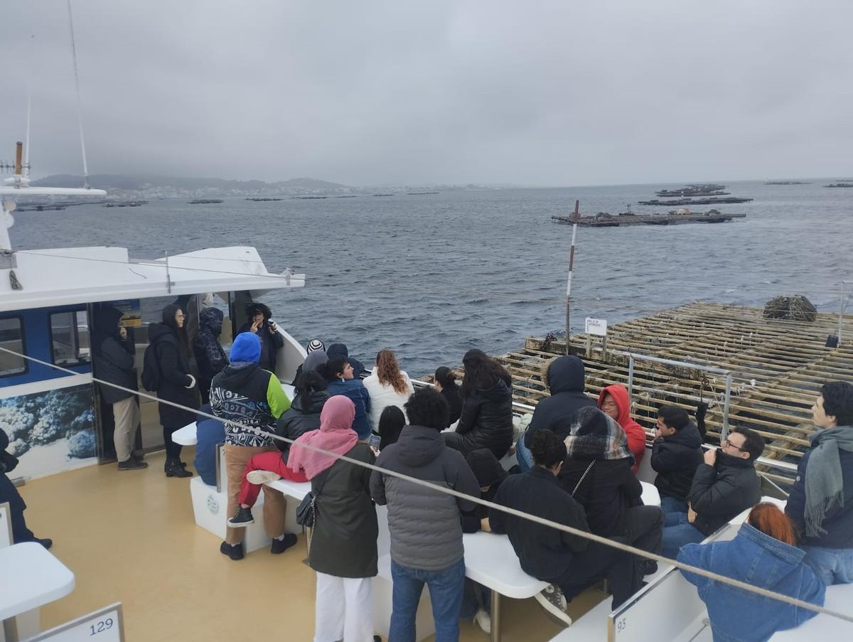 La visita a las bateas a bordo del "Fly Delfín", esta mañana.