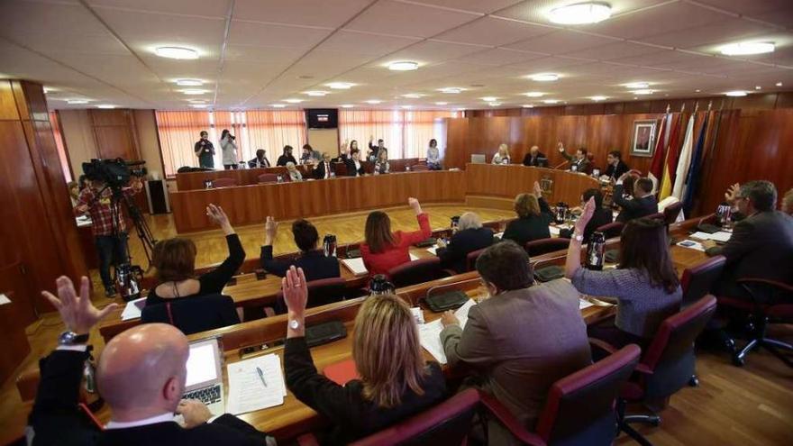 Los ediles del PSOE y el PP votan una de las mociones debatidas en el pleno. // Adrián Irago