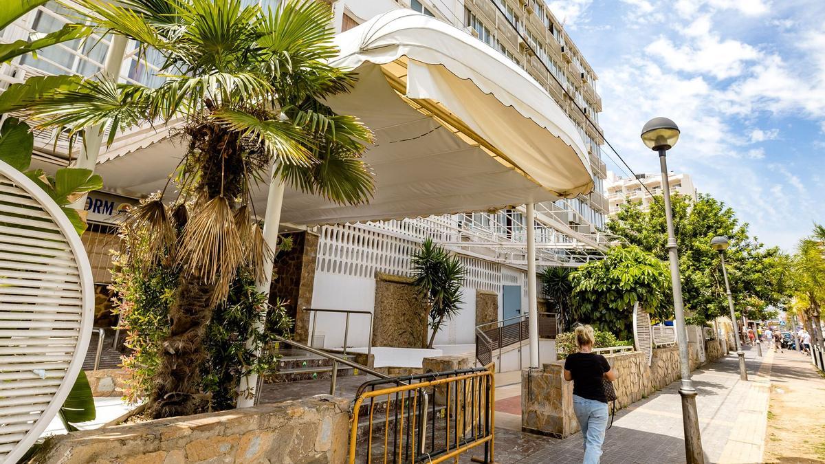 El Villa de Benidorm se encuentra desde hace un par de años cerrado, en pleno corazón de la conocida como &quot;zona guiri&quot;. /  DAVID REVENGA