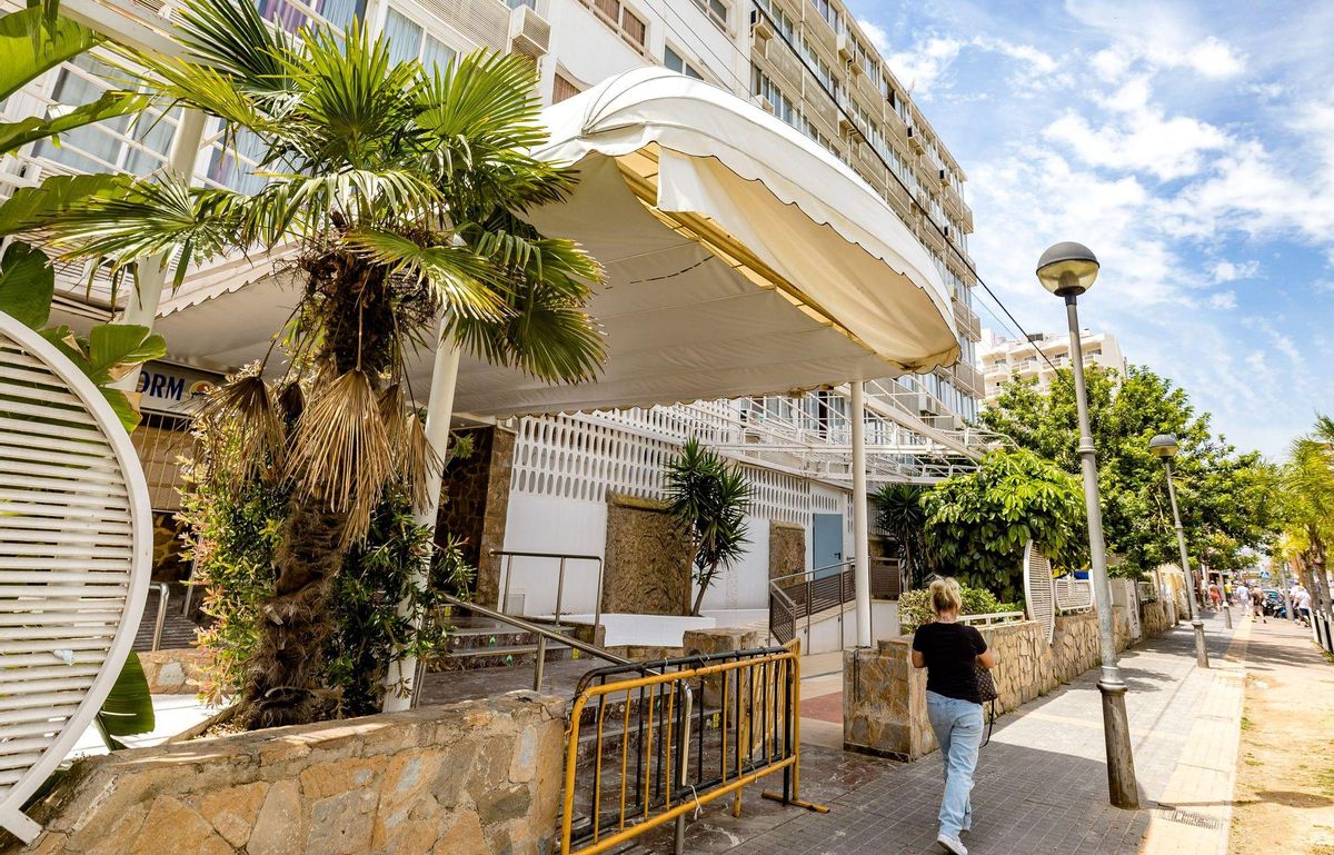 El Villa de Benidorm se encuentra desde hace un par de años cerrado, en pleno corazón de la conocida como &quot;zona guiri&quot;. /  DAVID REVENGA
