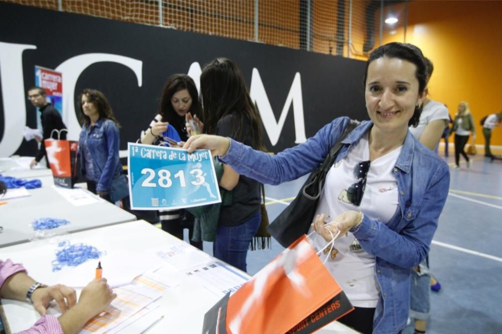 Entrega de dorsales de la Carrera de la Mujer