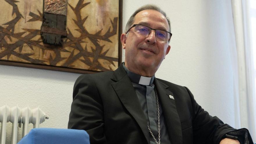 El obispo Fernando Valera en su despacho. | |  J.L.F.