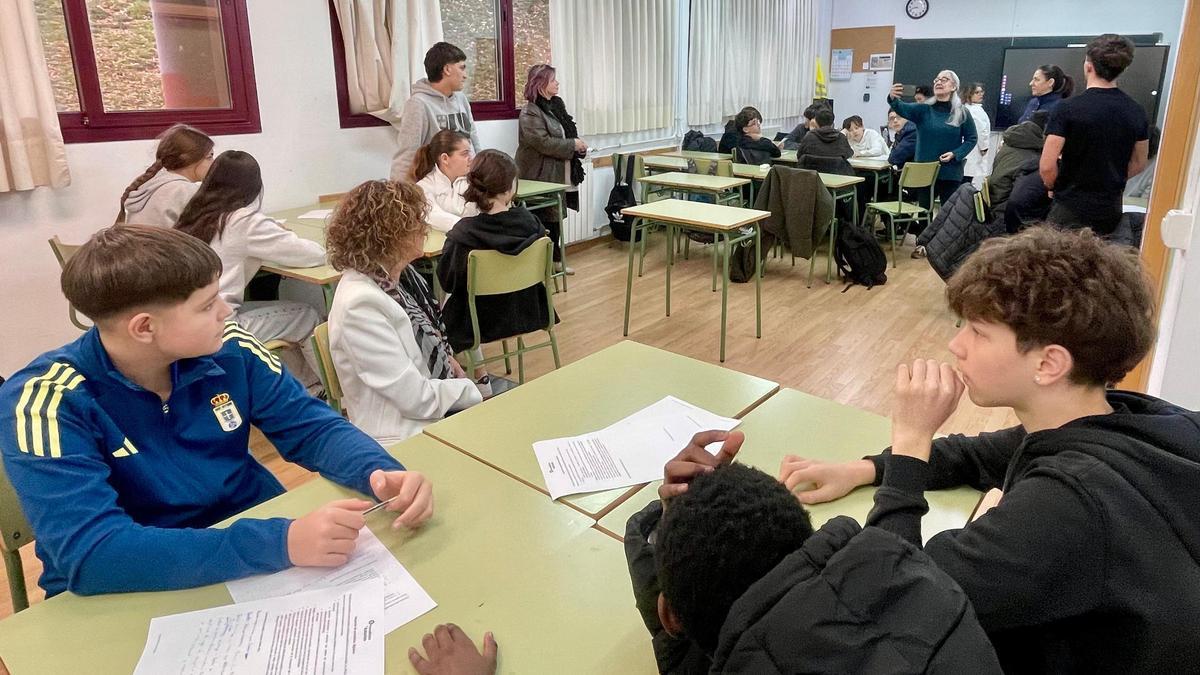 La consejera de Educación, Eva Ledo, durante el taller de periodismo celebrado por la Asociación de la Prensa de Oviedo en el Instituto Leopoldo Alas Clarín.