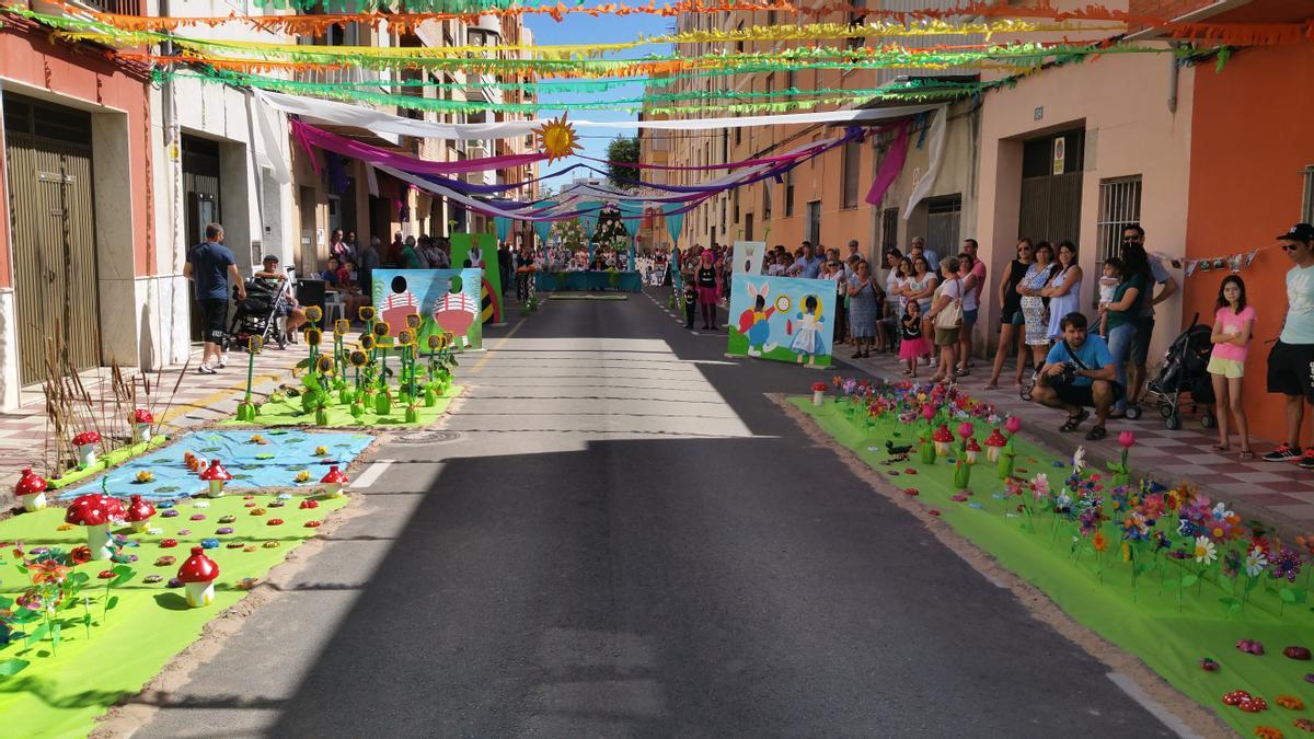 Calles engalanadas de Tavernes de la Valldigna durante las Fiestas Mayores.