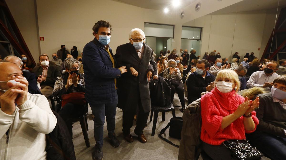 Rosendo Tello, recibido entre aplausos a su llegada al IAACC Pablo Serrano de Zaragoza.