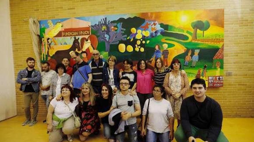 Los autores del mural, ayer, en la presentación de su obra.