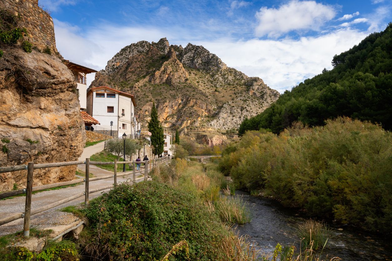 Vista panorámica del pueblo de Arnedillo con el río Cidacos.