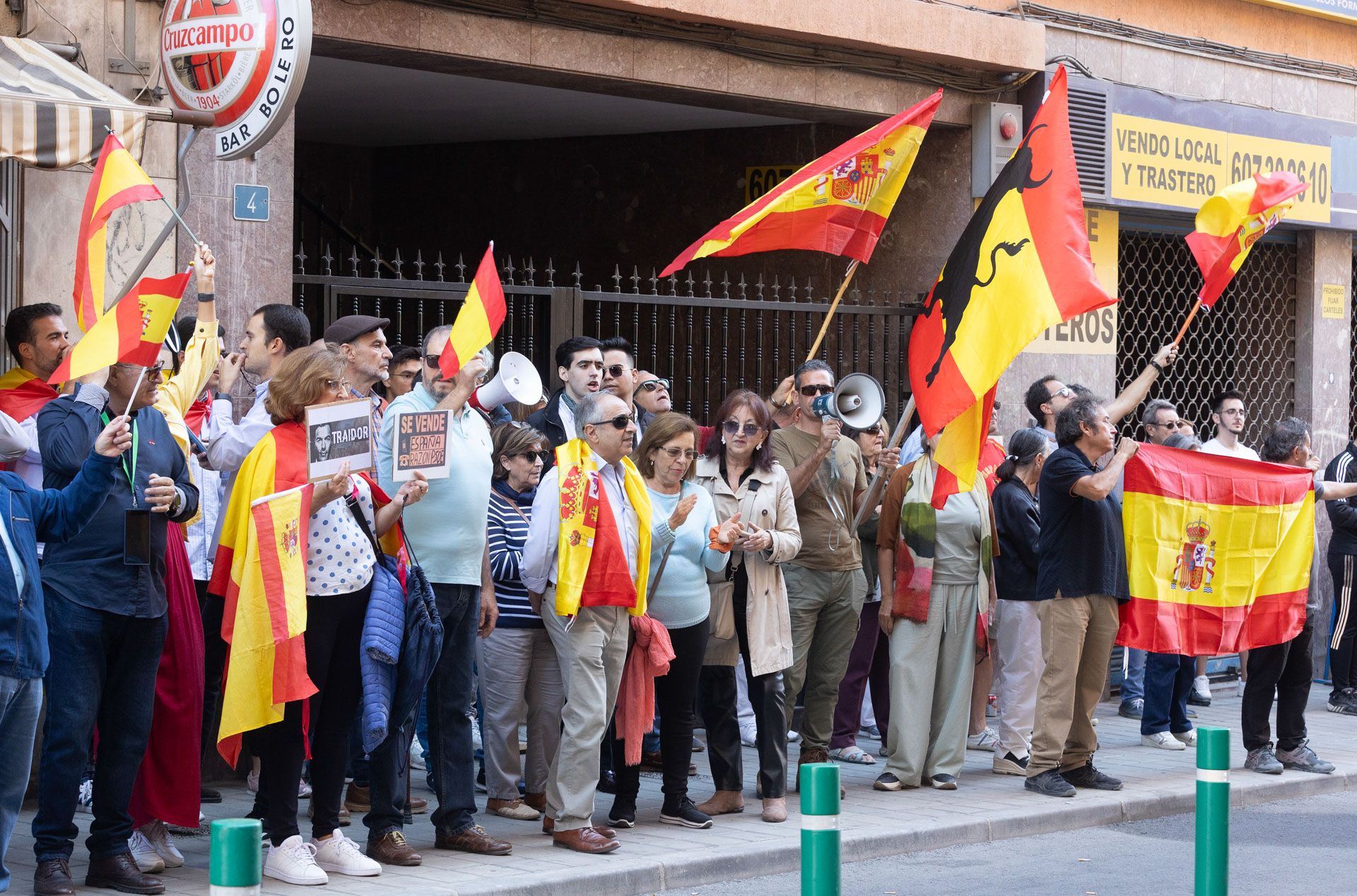 Las imágenes de la concentración contra la amnistía frente a la sede del PSOE en Alicante