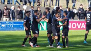 Los futbolistas del Olot celebran uno de los tantos en la goleada ante la Tona